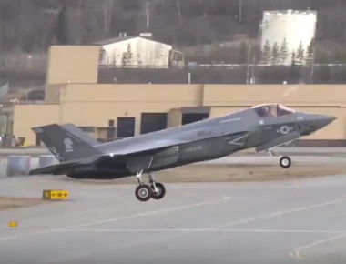 Απογείωση μαχητικών F-22, F-35, F-15 και C-17 σε άσκηση στην Αλάσκα (βίντεο)